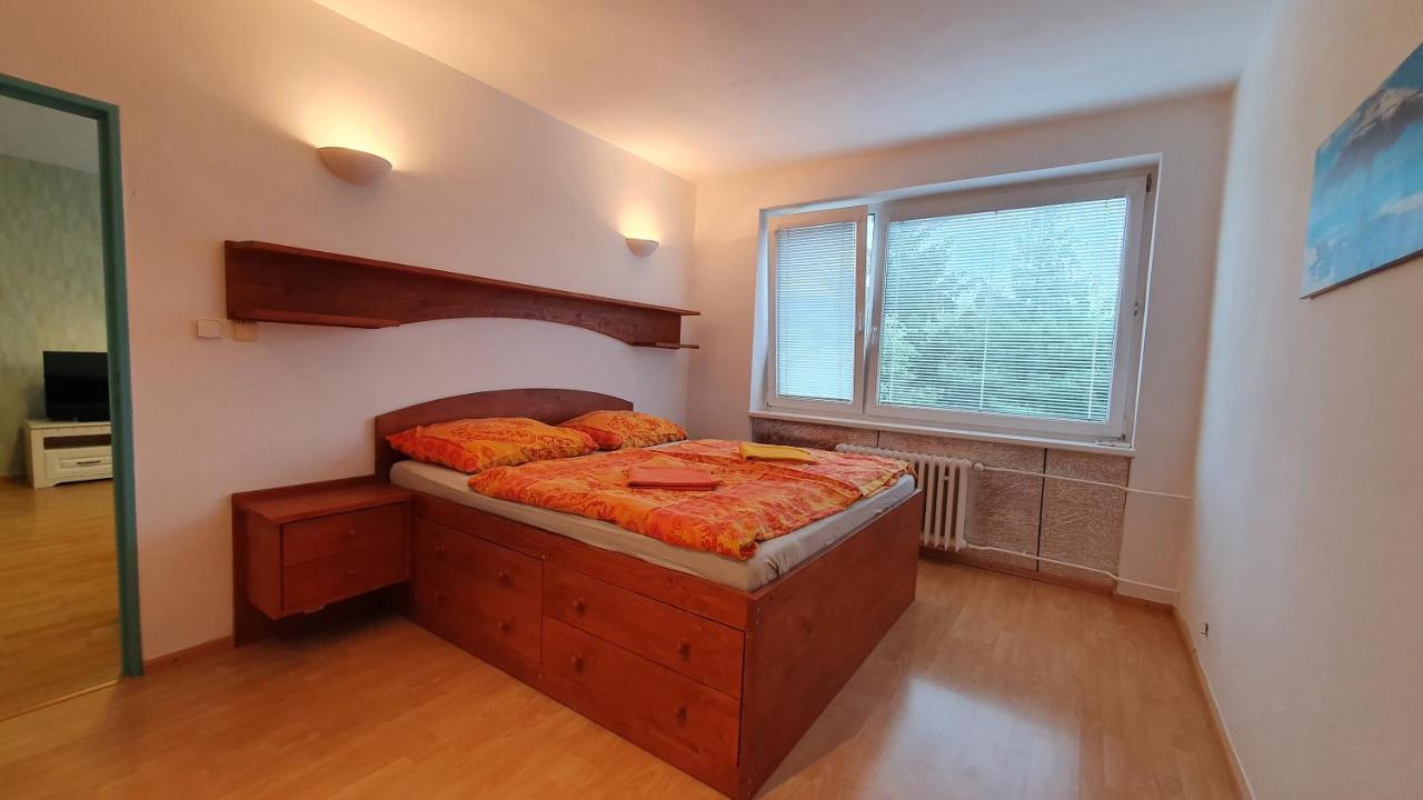 Lakeview Apartments Пиещани Екстериор снимка